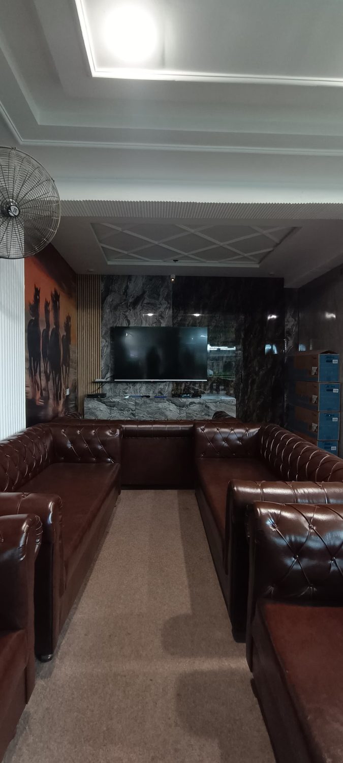 Lounge with leather sofas and PS4